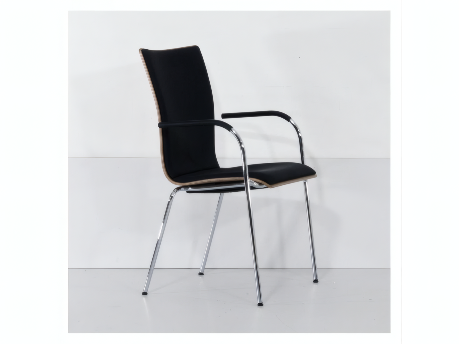 Thonet S 168 Konferenzstuhl Nussbaum Anthrazit