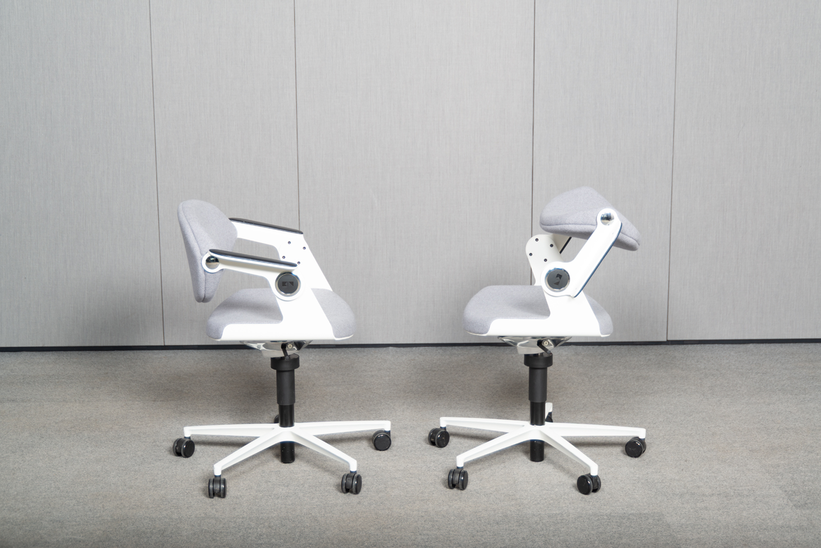 KÖNIG + NEURATH Balance.Chair Sitz-/Stehstuhl, Hellgrau – Bild 2