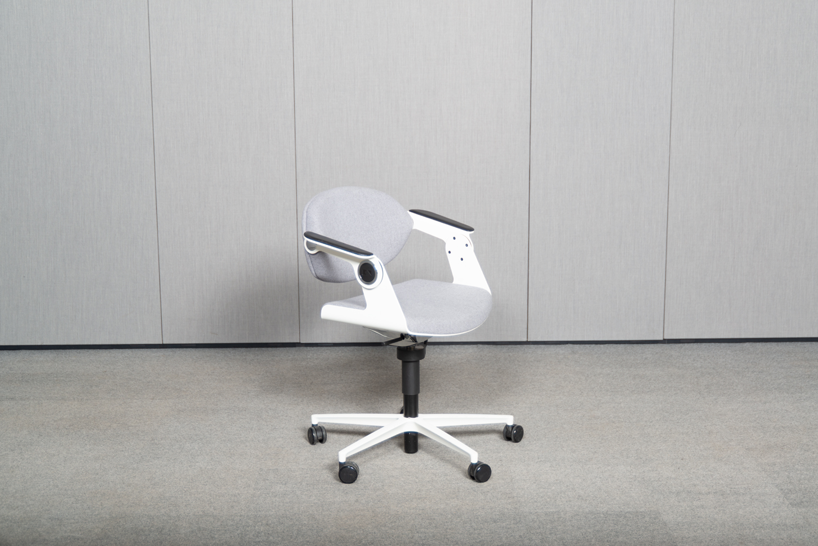 KÖNIG + NEURATH Balance.Chair Sitz-/Stehstuhl, Hellgrau
