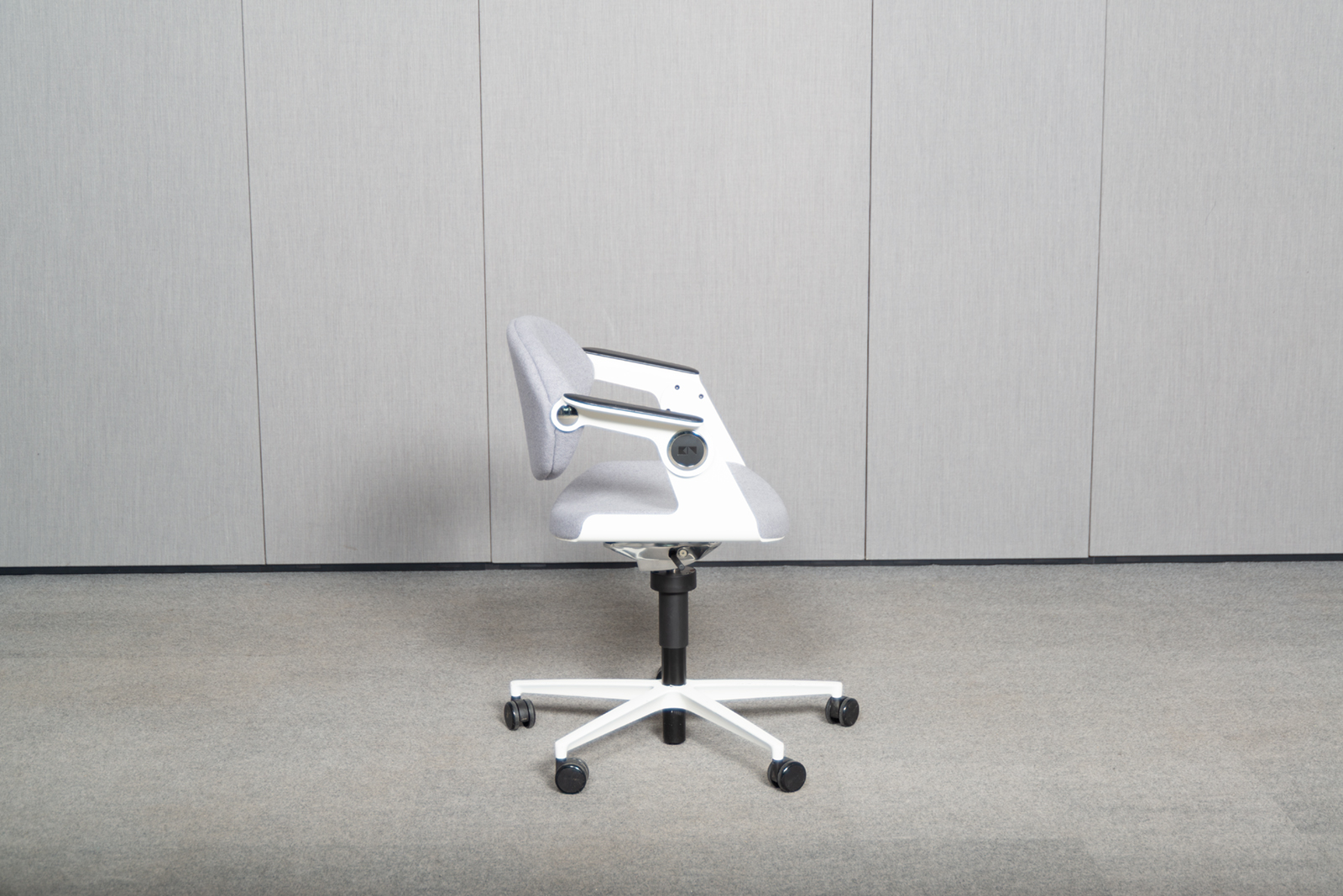 KÖNIG + NEURATH Balance.Chair Sitz-/Stehstuhl, Hellgrau – Bild 12