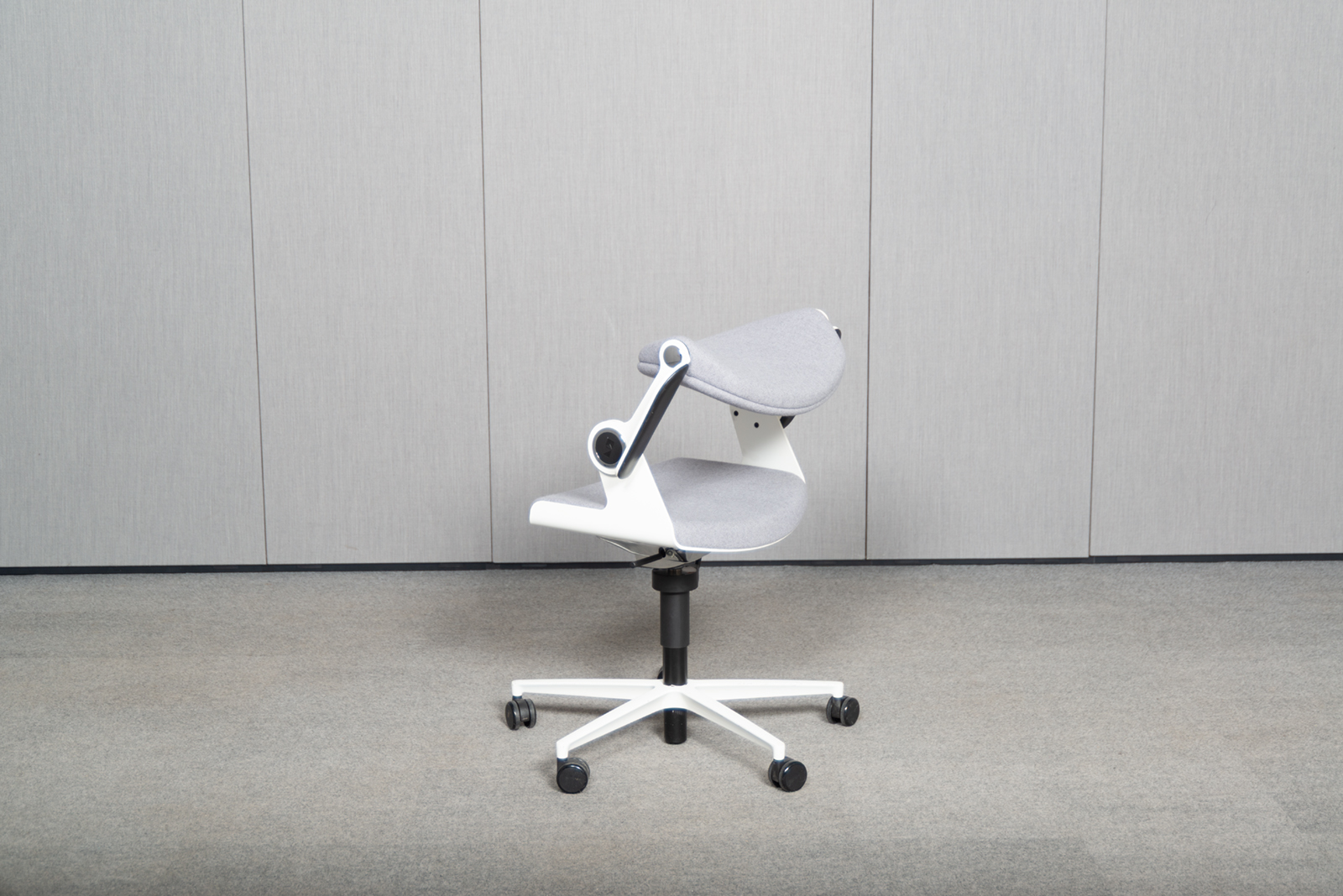 KÖNIG + NEURATH Balance.Chair Sitz-/Stehstuhl, Hellgrau – Bild 8