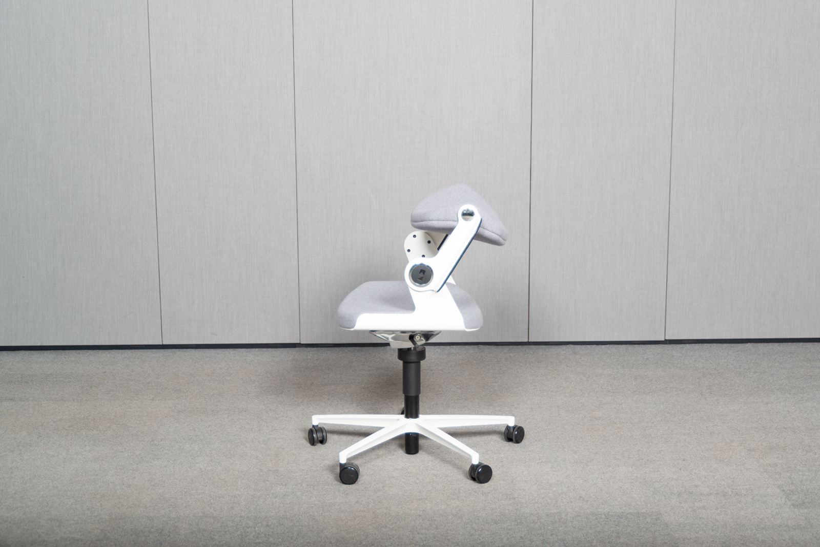 KÖNIG + NEURATH Balance.Chair Sitz-/Stehstuhl, Hellgrau – Bild 7